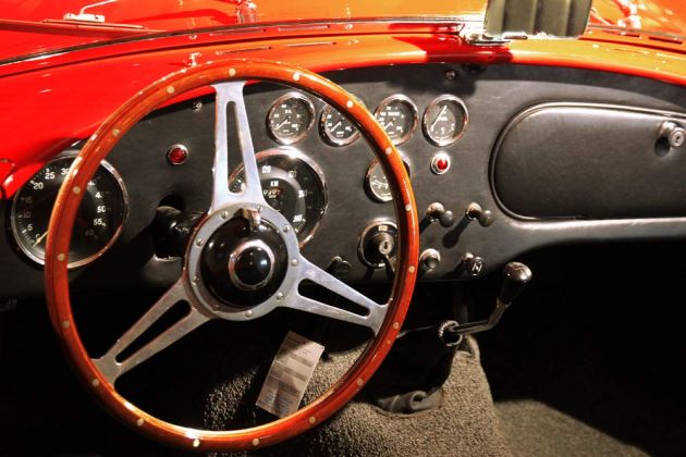 AC ACE Bristol, Baujahr 1958 – Reihensechszylinder, 1991 ccm, 122 PS – das Cockpit mit Lenkrad und Armaturenbrett