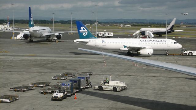 Der internationale Airport von Auckland in Neuseeland im Überblick, vorn ein Airbus A 320