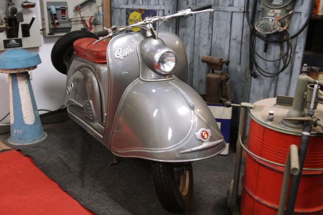 Motorroller Goggo 200, Bauzeit 1952 bis 1957 - 187 ccm ILO-Einzylindermotor mit 10 PS - Automuseum Nordsee Motorroller Goggo 200, Bauzeit 1952 bis 1957 - 187 ccm ILO-Einzylindermotor mit 10 PS - Automuseum Nordsee