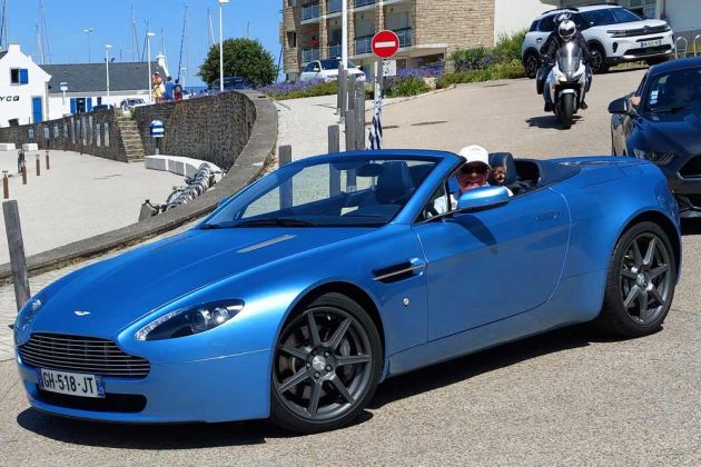 Aston Martin Vantage V 8 Roadster, Bauzeit 2005 bis 2017 - Port Haliguen, Quiberon Auto Passion 2025, Bretagne Aston Martin Vantage V 8 Roadster, Bauzeit 2005 bis 2017 - Port Haliguen, Quiberon Auto Passion 2025, Bretagne