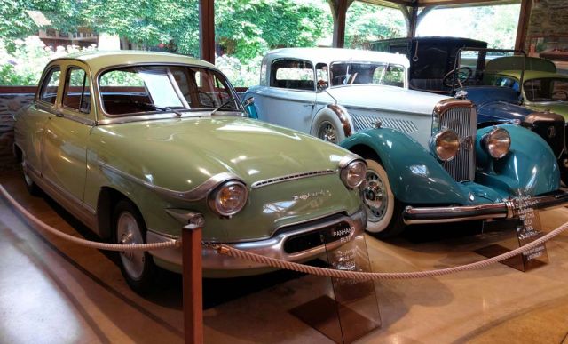 Maison de l'Automobile, das Automuseum von Lohéac in der Bretagne - Panhard PL 17, Baujahr 1961 vor einem Panhard x 73 Coupé Vulka, Baujahr 1935 Maison de l'Automobile, das Automuseum von Lohéac in der Bretagne - Panhard PL 17, Baujahr 1961 vor einem Panhard x 73 Coupé Vulka, Baujahr 1935