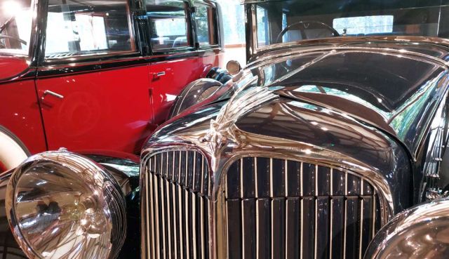 Maison de l'Automobile, das Automuseum von Lohéac in der Bretagne - der Achtzylinder Renault Réinastella, Baujahr 1930 Maison de l'Automobile, das Automuseum von Lohéac in der Bretagne - der Achtzylinder Renault Réinastella, Baujahr 1930