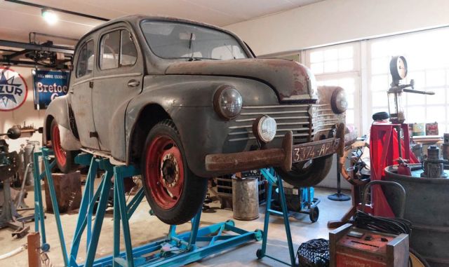 Maison de l'Automobile, das Automuseum von Lohéac in der Bretagne - ein Renault 4 CV in einer nachgebauten Autowerkstatt Maison de l'Automobile, das Automuseum von Lohéac in der Bretagne - ein Renault 4 CV in einer nachgebauten Autowerkstatt