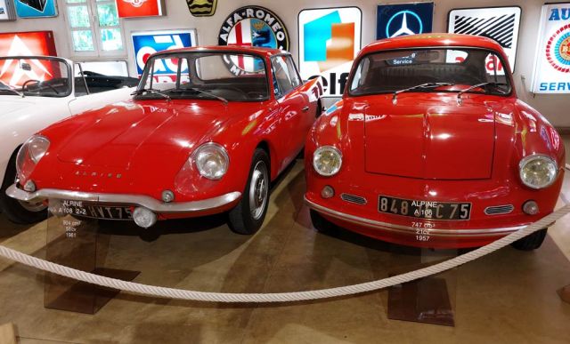 Maison de l'Automobile, das Automuseum von Lohéac in der Bretagne - Alpine A 106, Baujahr 1957 und Alpine A 108 2+2, Baujahr 1961 Maison de l'Automobile, das Automuseum von Lohéac in der Bretagne - Alpine A 106, Baujahr 1957 und Alpine A 108 2+2, Baujahr 1961
