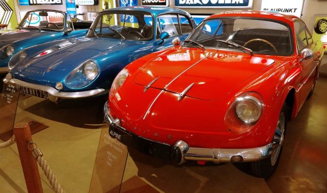 Maison de l'Automobile, das Automuseum von Lohéac in der Bretagne - Alpine A 108 Berlinette, Baujahr 1961 und Alpine A 110 GT 4 Baujahr 1968 Maison de l'Automobile, das Automuseum von Lohéac in der Bretagne - Alpine A 108 Berlinette, Baujahr 1961 und Alpine A 110 GT 4 Baujahr 1968