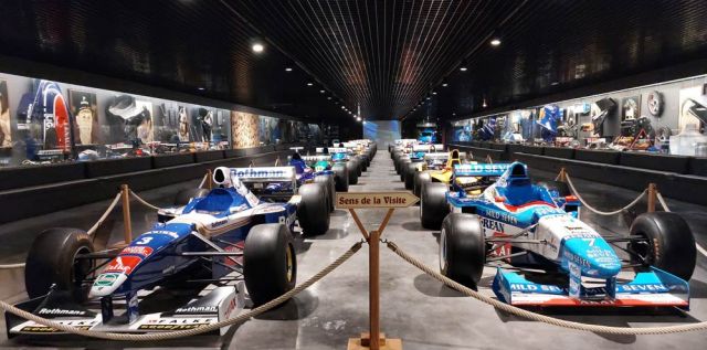 Maison de l'Automobile, das Automuseum von Lohéac in der Bretagne - die Halle mit den Renault Formel 1 Rennwagen Maison de l'Automobile, das Automuseum von Lohéac in der Bretagne - die Halle mit den Renault Formel 1 Rennwagen