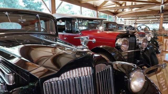 Maison de l'Automobile, das Automuseum von Lohéac in der Bretagne - die Halle mit verschiedenen Luxuskarossen aus Europa und den USA Maison de l'Automobile, das Automuseum von Lohéac in der Bretagne - die Halle mit verschiedenen Luxuskarossen aus Europa und den USA