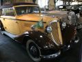 Automuseum Melle &ndash; edle deutsche Vorkriegs-Automobile, ein Wanderer W 22 Gl&auml;ser Cabriolet vor einem R&ouml;hr 8 F