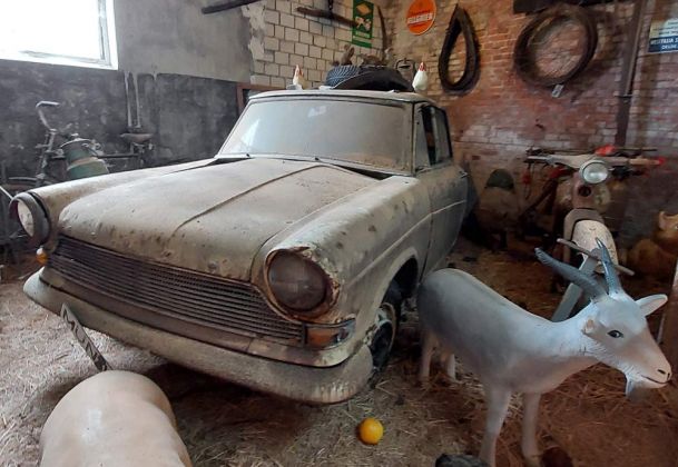 Halle zwei des Automuseums Nordsee nahe Norddeich - die Lloyd Arabella, Scheunenfund Halle zwei des Automuseums Nordsee nahe Norddeich - die Lloyd Arabella, Scheunenfund