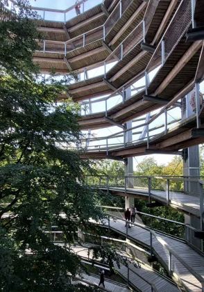 Der Aussichtsturm 'Adlerhorst' am Baumwipfelpfad des Naturerbe Zentrums Rügen Der Aussichtsturm 'Adlerhorst' am Baumwipfelpfad des Naturerbe Zentrums Rügen