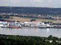 Der Aussichtsturm 'Adlerhorst' des Naturerbe Zentrums Rügen - der Blick auf den Fährhafen von Sassnitz-Mukran