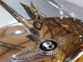 Die ikonische K&uuml;hlerfigur &sbquo;Flying B&lsquo; auf der Haube eines Bentley S 3 Oldtimers des Baujahres 1964