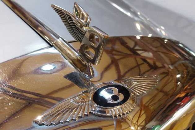 Die ikonische Kühlerfigur ‚Flying B‘ auf der Haube eines Bentley S 3 Oldtimers des Baujahres 1964