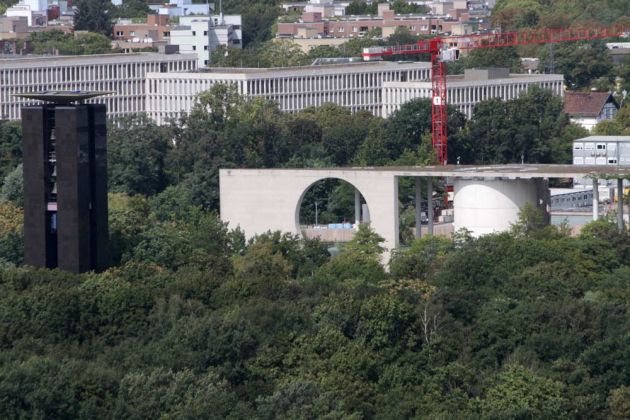 Das Carillon in Berlin-Tiergarten und ein Teil des Bundeskanzleramtes - aufgenommen von der Aussichtsplattform am Potsdamer Platz Das Carillon in Berlin-Tiergarten und ein Teil des Bundeskanzleramtes - aufgenommen von der Aussichtsplattform am Potsdamer Platz