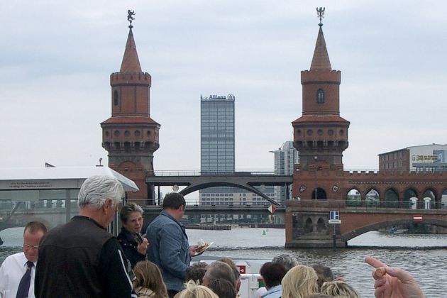 Bundeshauptstadt Berlin - die Oberbaumbrücke ist Berlins schönste Brücke, sie verbindet Teltow mit Kreuzberg Bundeshauptstadt Berlin - die Oberbaumbrücke ist Berlins schönste Brücke, sie verbindet Teltow mit Kreuzberg