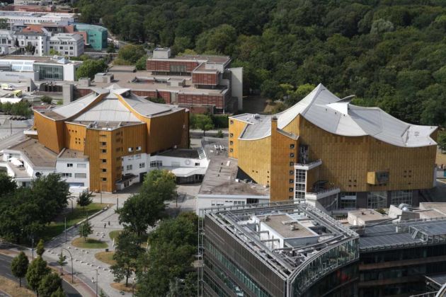 Die Berliner Philharmonie mit dem Kammermusiksaal - aufgenommen von der Aussichtsplattform am Potsdamer Platz Die Berliner Philharmonie mit dem Kammermusiksaal - aufgenommen von der Aussichtsplattform am Potsdamer Platz
