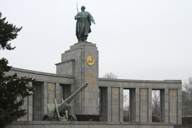 Bundeshauptstadt Berlin - das sowjetische Ehrenmal an der Strasse des 17. Juni im Tiergarten