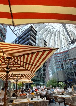 Der Potsdamer Platz in Berlin - im Sony-Center Der Potsdamer Platz in Berlin - im Sony-Center