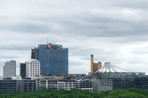 Die Hochhäuser am Potsdamer Platz in Berlin - eine Fernsicht von der Kuppel des Reichstagsgebäudes Die Hochhäuser am Potsdamer Platz in Berlin - eine Fernsicht von der Kuppel des Reichstagsgebäudes