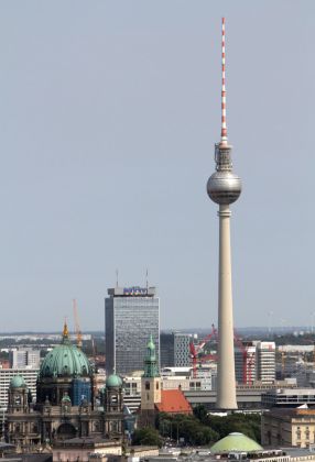 Berlin-Mitte - der Berliner Dom, die Marienkirche und der Fernsehturm, höchstes Bauwerk Deutschlands - aufgenommen von der Aussichtsplattform am Potsdamer Platz