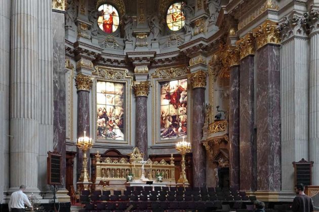 Der Berliner Dom am Lustgarten - die Innenansicht mit dem Altarraum sowie seinem Altartisch aus weissem Marmor und gelblichem Onyx Der Berliner Dom am Lustgarten - die Innenansicht mit dem Altarraum sowie seinem Altartisch aus weissem Marmor und gelblichem Onyx