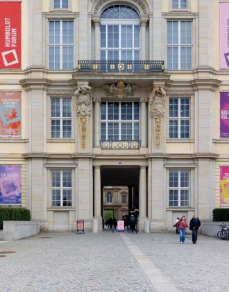 Das Humboldt-Forum im Berliner Stadtschloss - das barocke Seitenportal IV an der Strasse 'Unter den Linden' Das Humboldt-Forum im Berliner Stadtschloss - das barocke Seitenportal IV an der Strasse 'Unter den Linden'