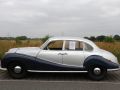 Die Seitenansicht eines BMW 501, ausgeliefert im Januar 1954, mit silbergrauer und dunkelblauer Zweifarb-Lackierung