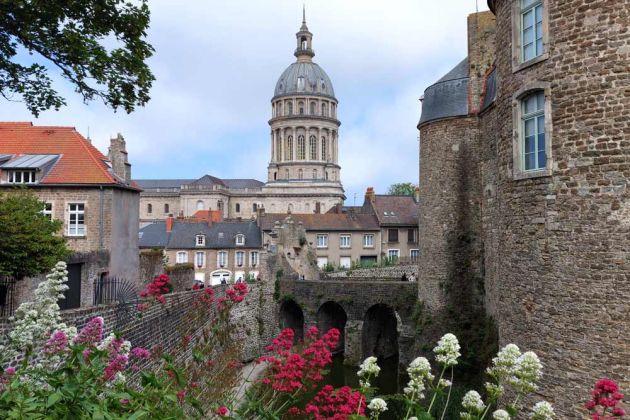 Boulogne-sur-Mer an der Côte d’Opale - der Blick vom Château d’Aumont auf die Kuppel der Kirche Notre-Dame Boulogne-sur-Mer an der Côte d’Opale - der Blick vom Château d’Aumont auf die Kuppel der Kirche Notre-Dame