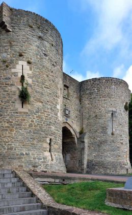 Boulogne-sur-Mer an der Côte d’Opale - das Stadttor Porte Gayole, ein früheres Gefängnis an den Remparts Boulogne-sur-Mer an der Côte d’Opale - das Stadttor Porte Gayole, ein früheres Gefängnis an den Remparts