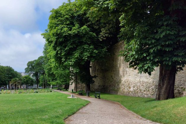 Boulogne-sur-Mer an der Côte d’Opale - die Stadtmauer mit den Wallanlagen Boulogne-sur-Mer an der Côte d’Opale - die Stadtmauer mit den Wallanlagen