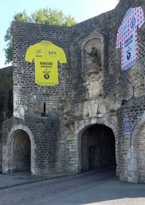 Boulogne-sur-Mer an der Côte d’Opale - das Stadttor Porte Neuve am nordöstlichen Ende der Rue de Lille Boulogne-sur-Mer an der Côte d’Opale - das Stadttor Porte Neuve am nordöstlichen Ende der Rue de Lille