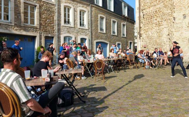 Boulogne-sur-Mer - ein Life-Rockkonzert in der Rue Guyale nahe dem Place Godefroy de Bouillon Boulogne-sur-Mer - ein Life-Rockkonzert in der Rue Guyale nahe dem Place Godefroy de Bouillon