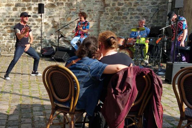 Boulogne-sur-Mer - ein Life-Rockkonzert in der Rue Guyale nahe dem Place Godefroy de Bouillon Boulogne-sur-Mer - ein Life-Rockkonzert in der Rue Guyale nahe dem Place Godefroy de Bouillon