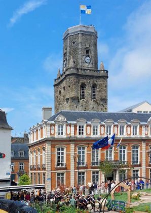 Boulogne-sur-Mer an der Côte d’Opale - das Rathaus am Place Godefroy de Bouillon vor dem Belfried Boulogne-sur-Mer an der Côte d’Opale - das Rathaus am Place Godefroy de Bouillon vor dem Belfried