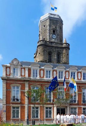 Boulogne-sur-Mer an der Côte d’Opale - das Rathaus am Place Godefroy de Bouillon vor dem Belfried Boulogne-sur-Mer an der Côte d’Opale - das Rathaus am Place Godefroy de Bouillon vor dem Belfried