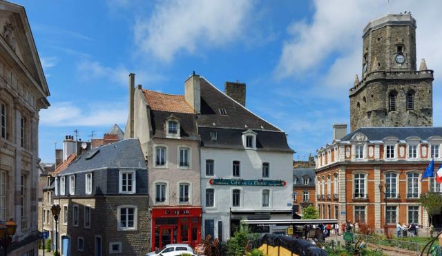 Boulogne-sur-Mer - am Place Godefroy de Bouillon, ganz links das Palais impérial, rechts das Rathaus mit dem Belfried Boulogne-sur-Mer - am Place Godefroy de Bouillon, ganz links das Palais impérial, rechts das Rathaus mit dem Belfried