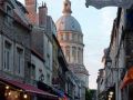 Boulogne-sur-Mer an der C&ocirc;te d&rsquo;Opale - die abendliche Rue de Lille mit der Kuppel der Basilika&nbsp;