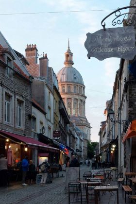 Boulogne-sur-Mer an der Côte d’Opale - die abendliche Rue de Lille mit der Kuppel der Basilika Boulogne-sur-Mer an der Côte d’Opale - die abendliche Rue de Lille mit der Kuppel der Basilika