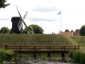 Vesting Bourtange - der Festungswall mit der historischen Bockwindmühle