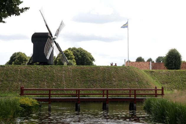 Vesting Bourtange - der Festungswall mit der historischen Bockwindmühle