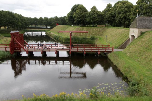 Der Eingang zur Festung Bourtange - die Zugbrücke an der Batterijenstraat zum Eingang in die Festungsstadt Der Eingang zur Festung Bourtange - die Zugbrücke an der Batterijenstraat zum Eingang in die Festungsstadt