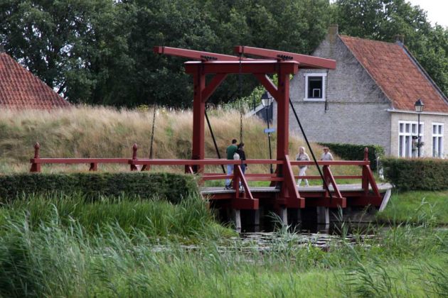 Vesting Bourtange - eine kleine Zugbrücke an der Batterijenstraat Vesting Bourtange - eine kleine Zugbrücke an der Batterijenstraat