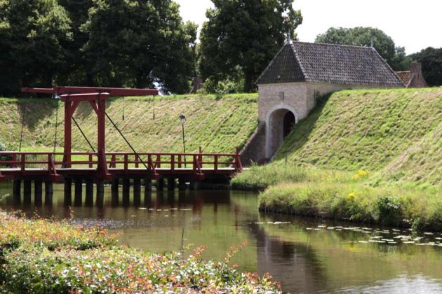 Der Eingang zur Festung Bourtange - die Zugbrücke an der Batterijenstraat zum Eingang in die Festungsstadt Der Eingang zur Festung Bourtange - die Zugbrücke an der Batterijenstraat zum Eingang in die Festungsstadt