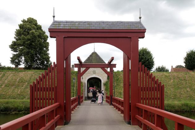 Festung Bourtange - die Zugbrücke an der Batterijenstraat zum Eingang in die Festungsstadt Festung Bourtange - die Zugbrücke an der Batterijenstraat zum Eingang in die Festungsstadt