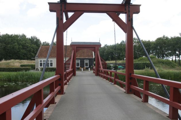Festung Bourtange - die Zugbrücke an der Batterijenstraat zum Eingang in die Festungsstadt Festung Bourtange - die Zugbrücke an der Batterijenstraat zum Eingang in die Festungsstadt