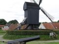Vesting Bourtange - eine alte Kanone vor der historischen Bockwindmühle