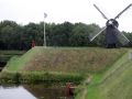 Vesting Bourtange - der Festungswall mit der historischen Bockwindmühle