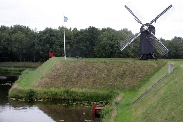Vesting Bourtange - der Festungswall mit der historischen Bockwindmühle Vesting Bourtange - der Festungswall mit der historischen Bockwindmühle