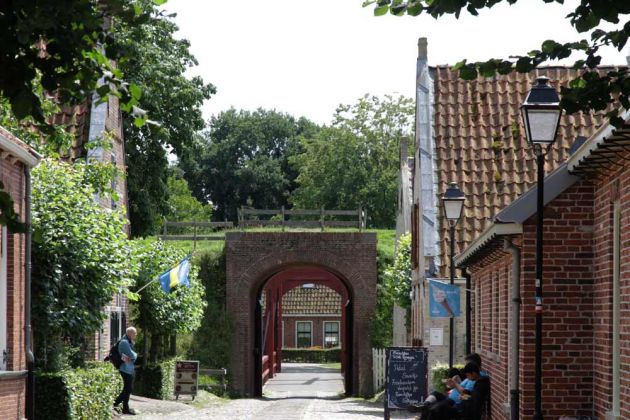 Vesting Bourtange - der Bisschopsweg und das Munstere Poort Vesting Bourtange - der Bisschopsweg und das Munstere Poort