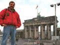 Berlin, Februar 1990 - unser Autor Helmut M&ouml;ller steht auf der noch vorhandenen Berliner Mauer vor dem Brandenburger Tor